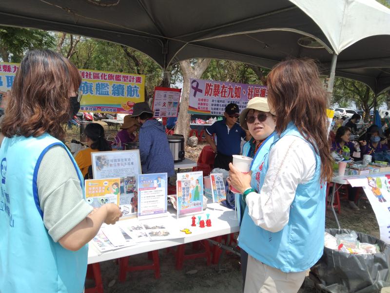 執行秘書及數位小幫手協助向民眾宣導DOC業務及手機功能