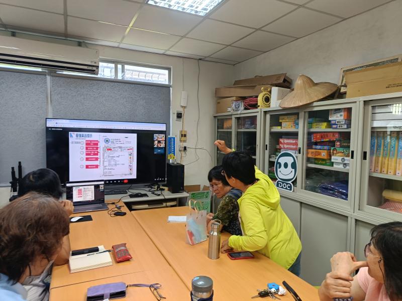 行動藥師透過視訊與學員即時互動，親切回應每位學員的提問，氣氛熱絡，讓大家更了解正確服藥方式，提升用藥安全意識。