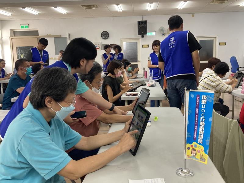 中華電信志工個別指導學員提升資安意識，深入了解防詐技巧與個資保護，讓學員收穫豐富。