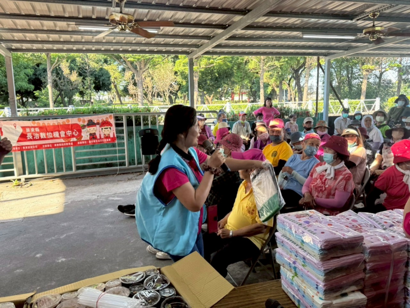 防詐騙有獎徵答現場互動熱絡，執行長發送宣導品與參與者交流。