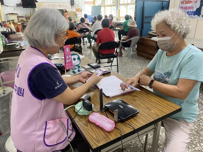 助社區志工學習使用健保快易通APP