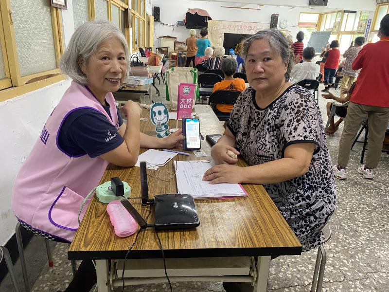 協助志工們下載及操作健保快易通APP