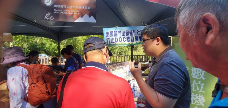  因連兩天活動溪頭遊客眾多,幸得輔導團的陪同幫忙,順利完成數位推廣活動.