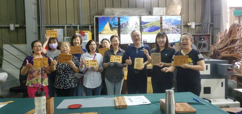 透過這樣的合作,不僅提升了成員的數位設計能力,也促進了協會產品多元化發展。未來,這款竹板雷雕門牌不僅可作為協會的文創商品對外販售,更有助於推廣南投縣的竹藝文化,帶動社區經濟與文化創新。