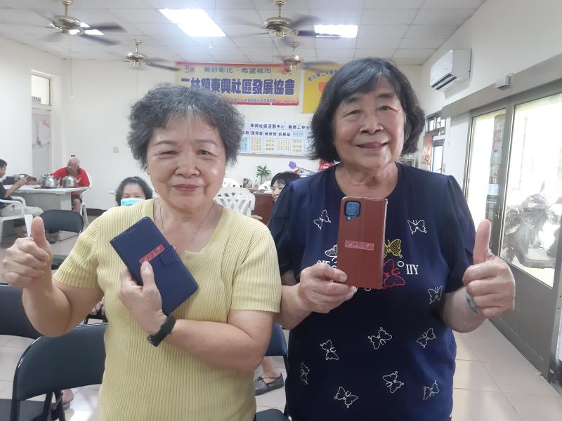 長輩們把印製好的姓名貼貼在自己的常用的餐具、水壺、手機上,這樣就知道物品的主人是誰了再也不會拿錯了,減少物品遺失更有自己的專屬感,也促進他們對數位工具的興趣與應用。許多長輩一開始對「姓名貼」這樣的小物感到新奇又開心,當親眼看到列印出來的貼紙