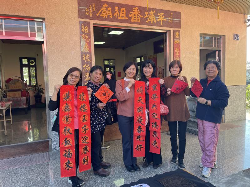 自從 112 年首次推出「雷雕春聯版畫」後，蜈蚣社區已將這項數位創意活動打造成年度迎春傳統