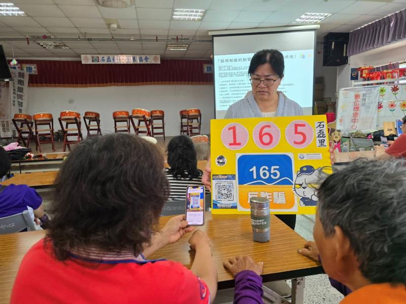 請長輩們掃QRcode.就可進入打詐儀表板網站.上面有滿滿地資資訊公布在上面大家可以上去看一下喔!  https://165dashboard.tw/