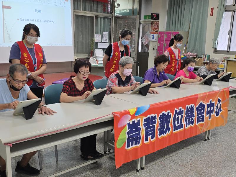 志工負責統計比賽者的成績。