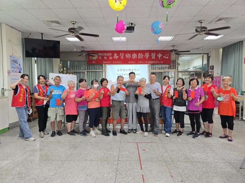 理事長、志工及獲獎者一起合影。