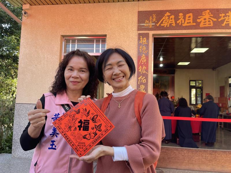 每年雷雕春聯版畫設計都分為兩款，一款是生肖主題，一款則表現蜈蚣社區特色，極具收藏價值。