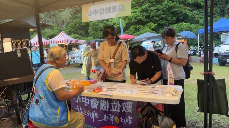 ：數位推廣與愛櫃檯互動照  • 拍攝民眾與數位櫃檯互動、詢問課程、填寫報名表的畫面。