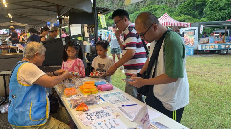志工陳翠蘭協助畫面  • 捕捉陳翠蘭大姐在現場協助民眾、指引方向、發放宣傳品的情境照。