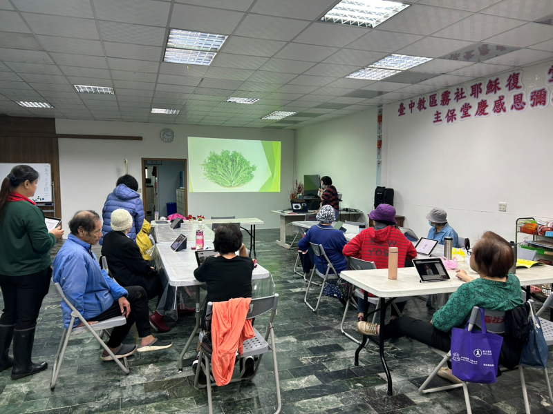 講師呂秀珍老師開場時沒有馬上進入數位操作，而是先從長者最熟悉的土地說起。