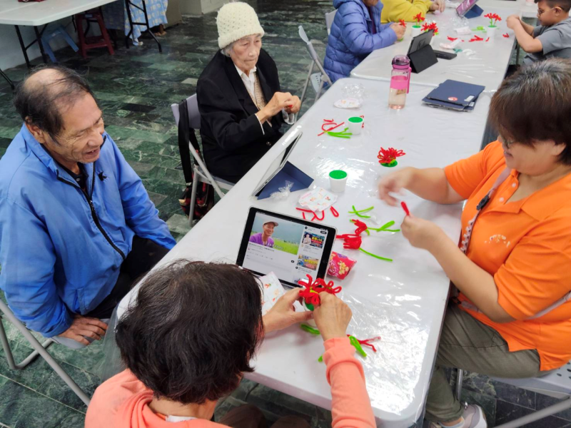 講師貼心地準備了一人一份材料，讓長者們在操作平板之餘，也能活動筋骨、讓眼睛稍作休息。大家動手製作心中記憶裡的植物，有人細心描繪出熟悉的山櫻花。