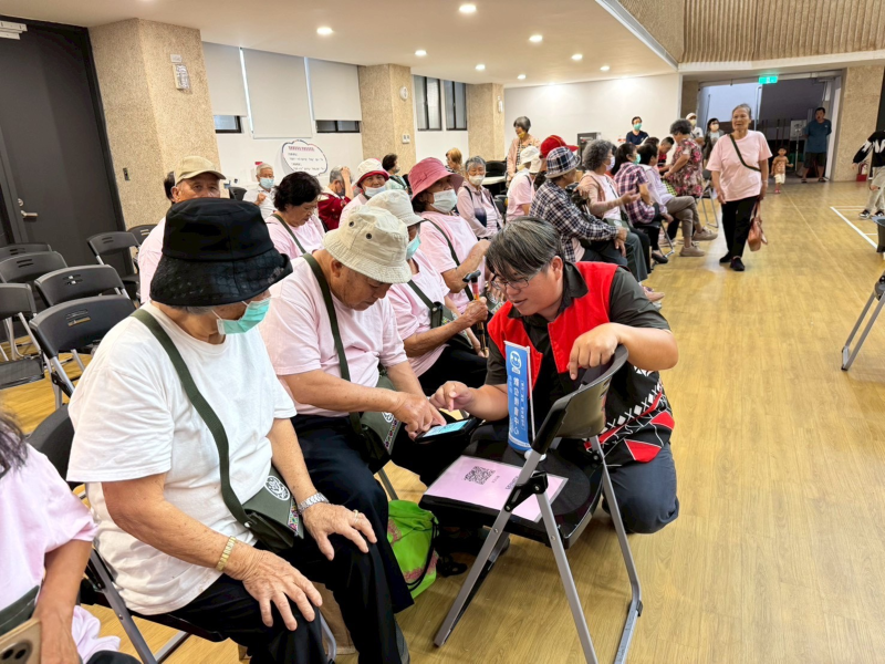 資訊志工協助長者下載APP軟體