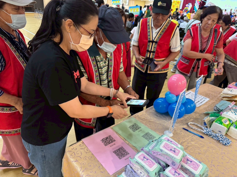 講師協助長者下載APP並操作