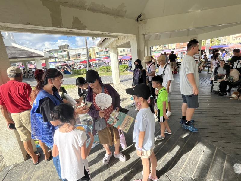 執行秘書向民眾展示DOC官方網站