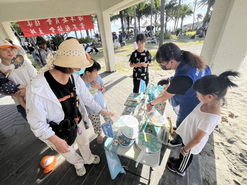 在推廣的過程中使用文宣品吸引人潮前來觀看