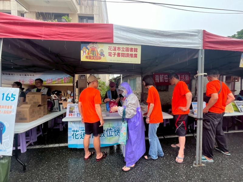 數位i櫃台於現場設置服務攤位，向民眾介紹電子書平台與使用方式，並提供即時體驗服務。