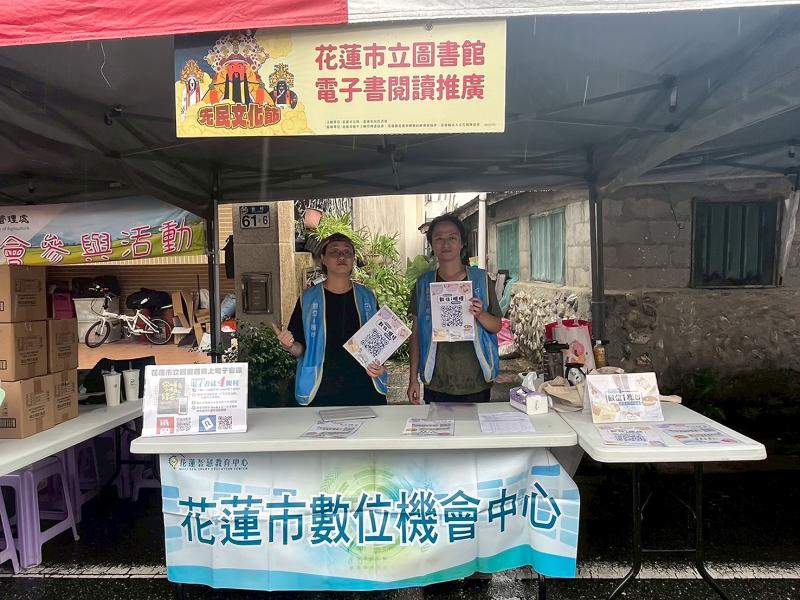 活動中，數位i櫃台團隊不僅提供技術指導，還協助民眾註冊帳號、下載資源，讓大家能將文化節的學習與閱讀延伸到日常生活。