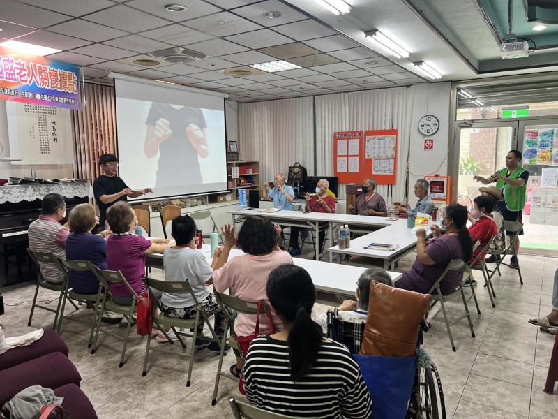 現場首先進行暖身遊戲與手指體操，透過簡單易學的動作活絡筋骨，也讓大家放鬆心情、增進彼此交流。