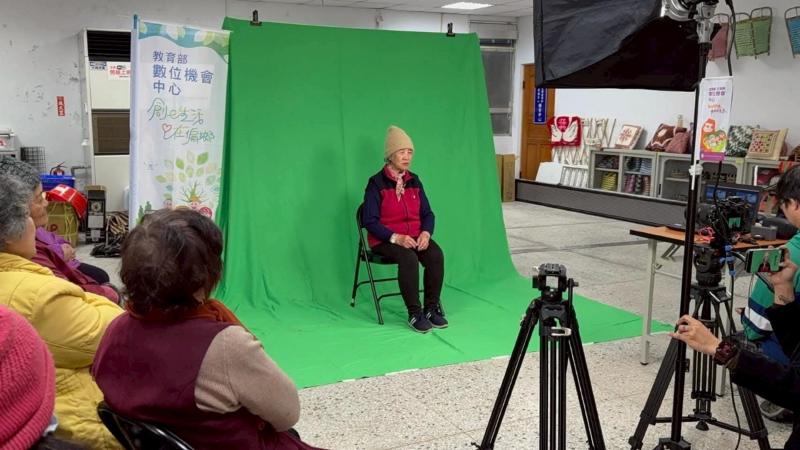 每位長輩都要在鏡頭前完成一段完整流程，從自我介紹，到播報生活小新聞，最後再送上一句祝賀或祝福的話。