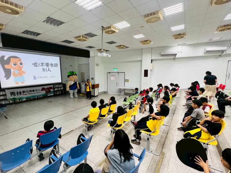 活動特別設計了有獎徵答環節，鼓勵孩子們積極舉手回答問題