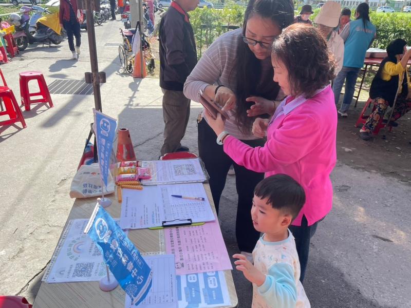  數位i櫃台在旁服務民眾，分享給民眾利用數位健保，看病掛號不必排隊、運用行動支付線上繳費輕鬆又便利，也宣導防詐知識，讓大家運用數位便利之外，也要小心謹慎網路安全!