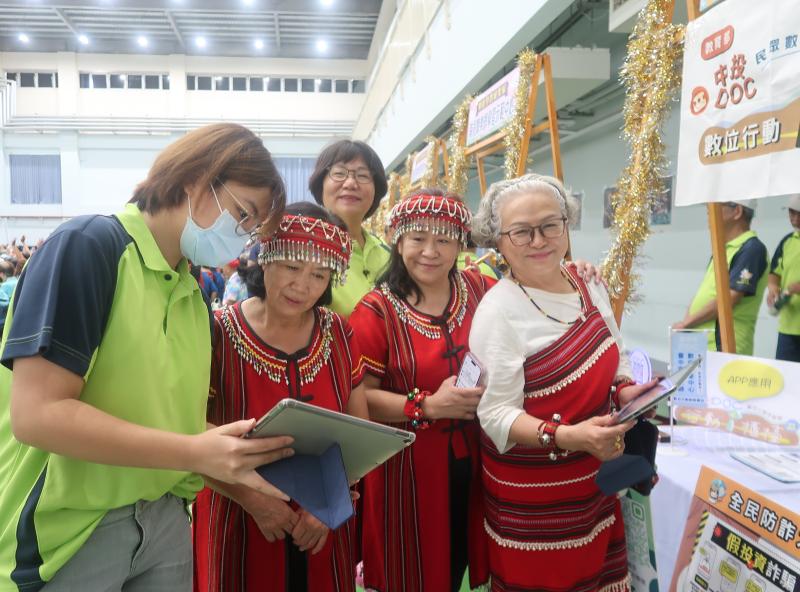 婦女居民專注聆聽防詐騙數位課程，提升自我保護意識與資訊安全觀念。
