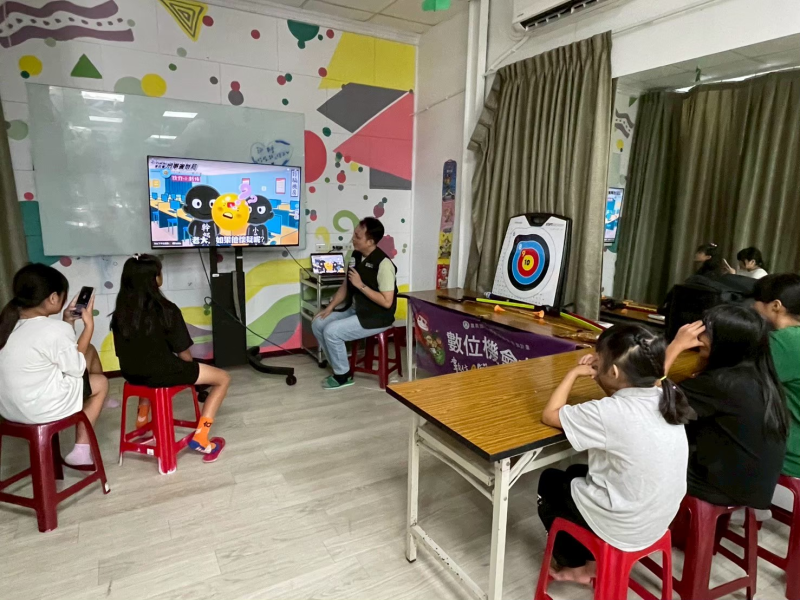 數位i櫃台年度推廣主題- 「數位守護，不煩惱」—守護孩子的安全上網！-封面照