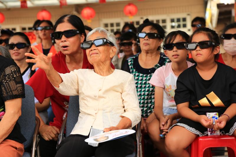 戴上3D眼鏡，打開學習新視界：樂齡長者的美力台灣之旅-封面照