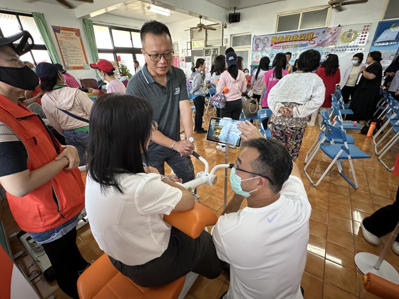 運動新體驗,長輩邊動邊玩,螢幕即時紀錄健康數據,運動成為快樂社交!