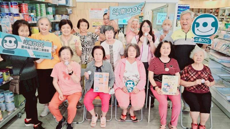 長輩戴著胸章開心大合照