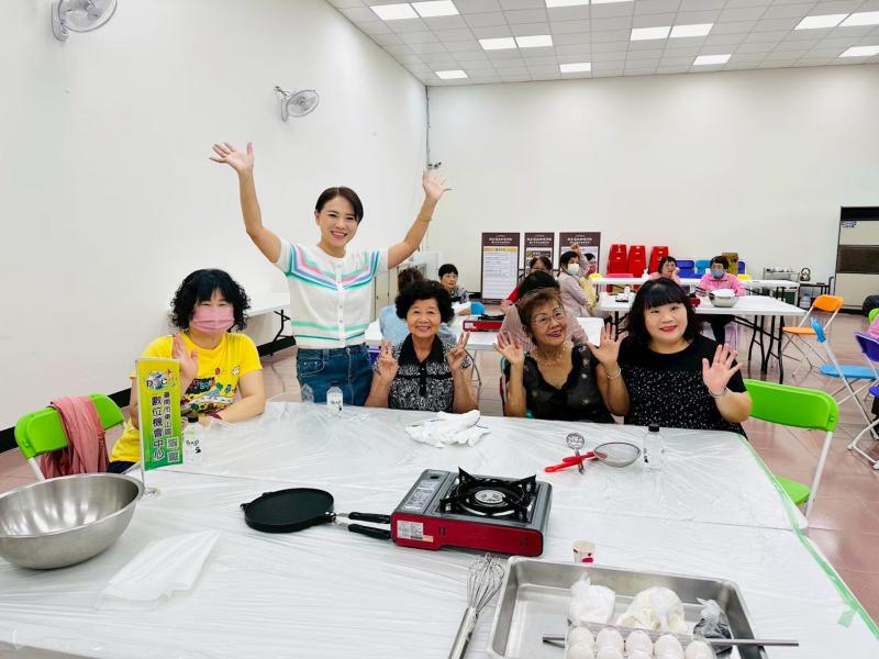 左二東山農會總幹事余淑琴與家政班姊姊們一同學習