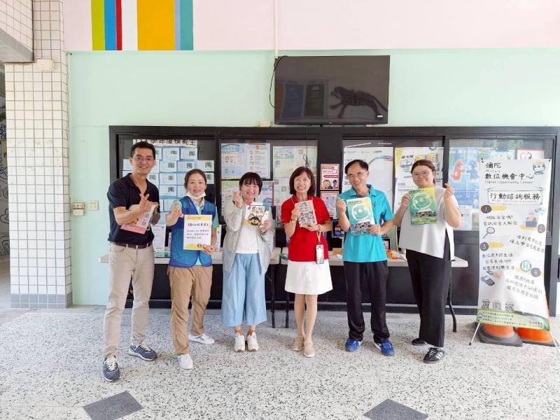 【彌陀DOC】彌陀國小新生始業輔導活動推動數位守護—彌陀國小校長、教務主任、總務主任、彌陀數位機會中心主任及執行秘書、家長與老師合影