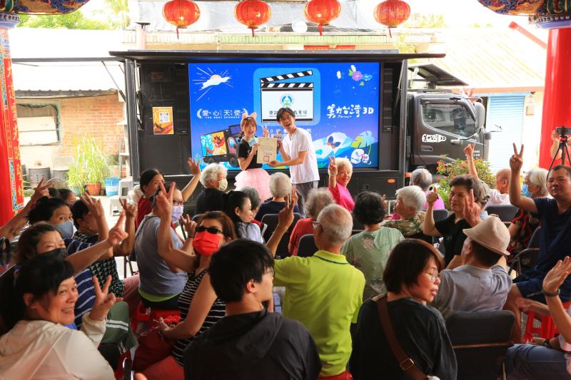 長者們驚訝於科技帶來的臨場感，也被故事中傳遞的毅力與熱情所感動。