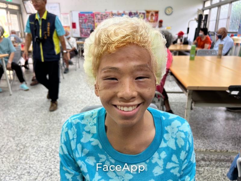 透過APP將原本的白髮變成一頭金髮