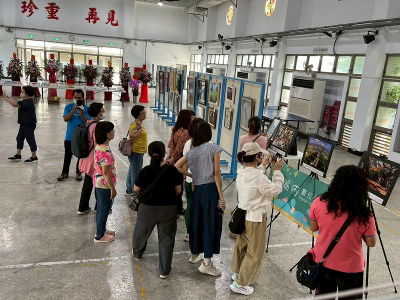 社區民眾不僅欣賞攝影展,也紛紛拍照留念