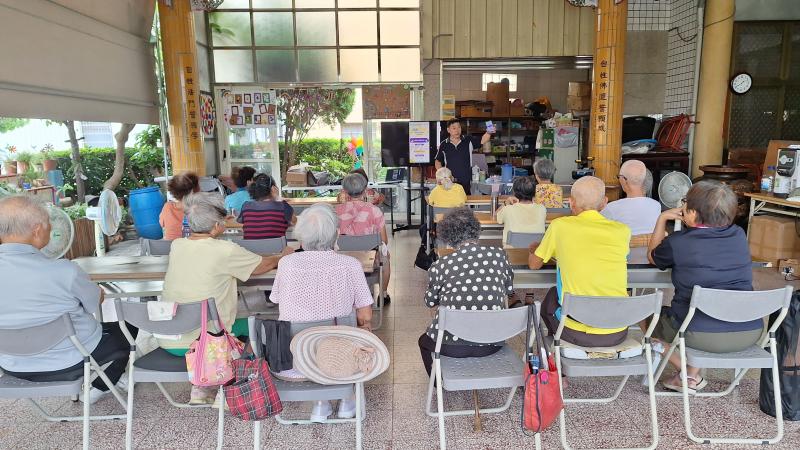 老師介紹雲林縣清潔車APP操作及使用方式。