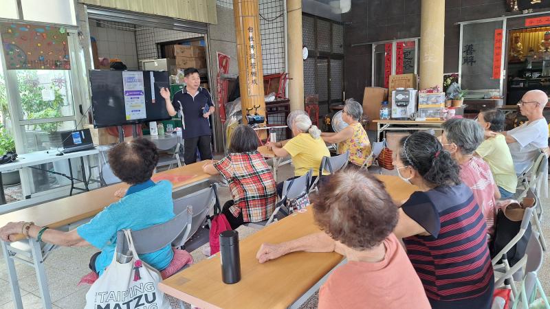 學員認真聽取老師的操作說明。