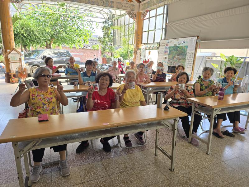 參與者轉展示自己完成的作品。