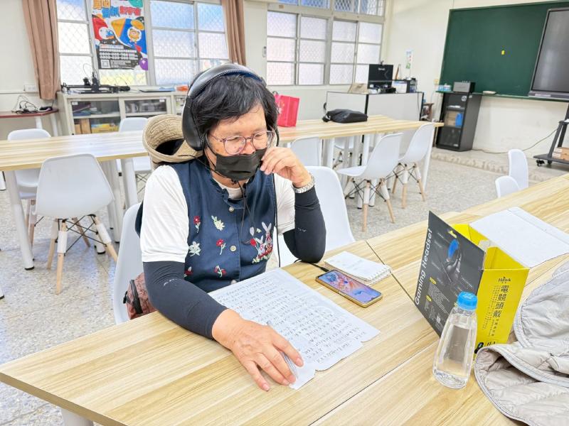 學員利用課後時間錄製Podcast素材