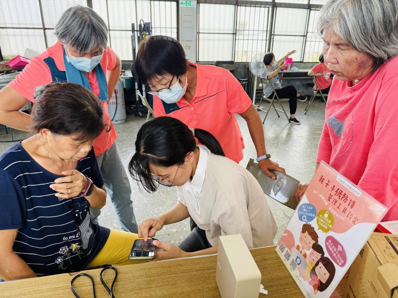 學員們對於標籤機的快速與便利感到新奇