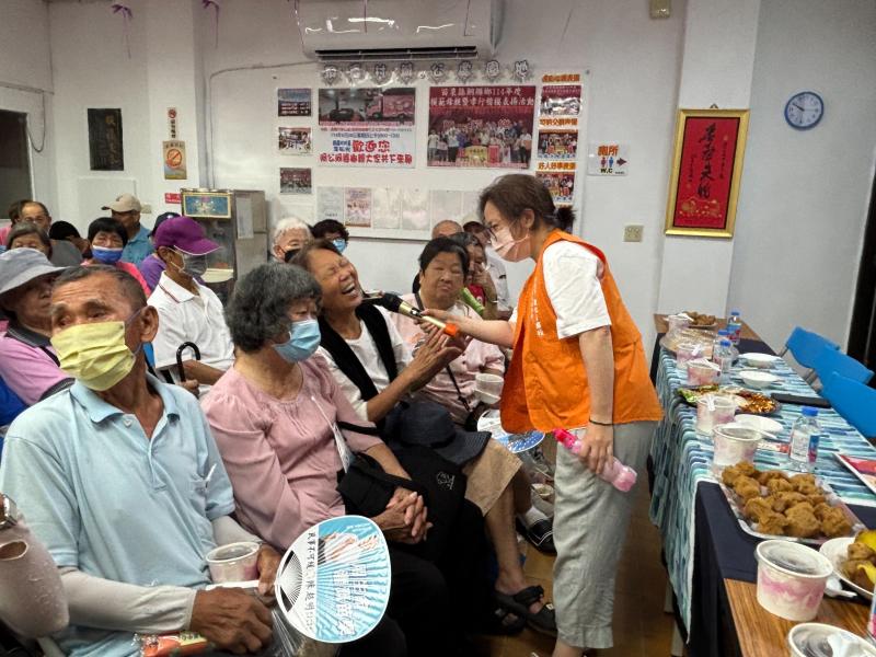 阿婆開心回答問題