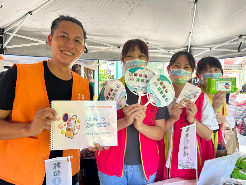 現場也有部落文建站的照護員以及婦幼中心的行政同仁們願意一起進行推廣和辦理.真得對於長輩們來說實在是非常方便的部分