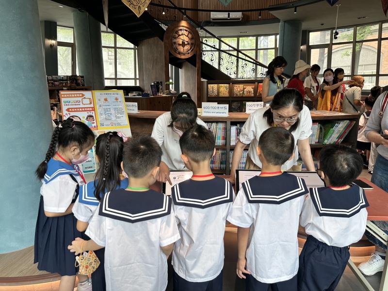 學生們仔細聽著老師的說明