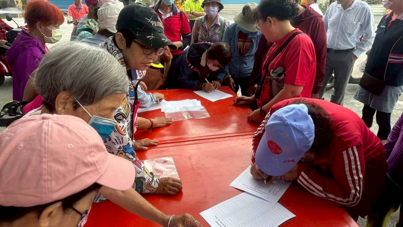 民眾們現場踴躍報名攝影、修圖、AI等課程,積極參與數位學習。