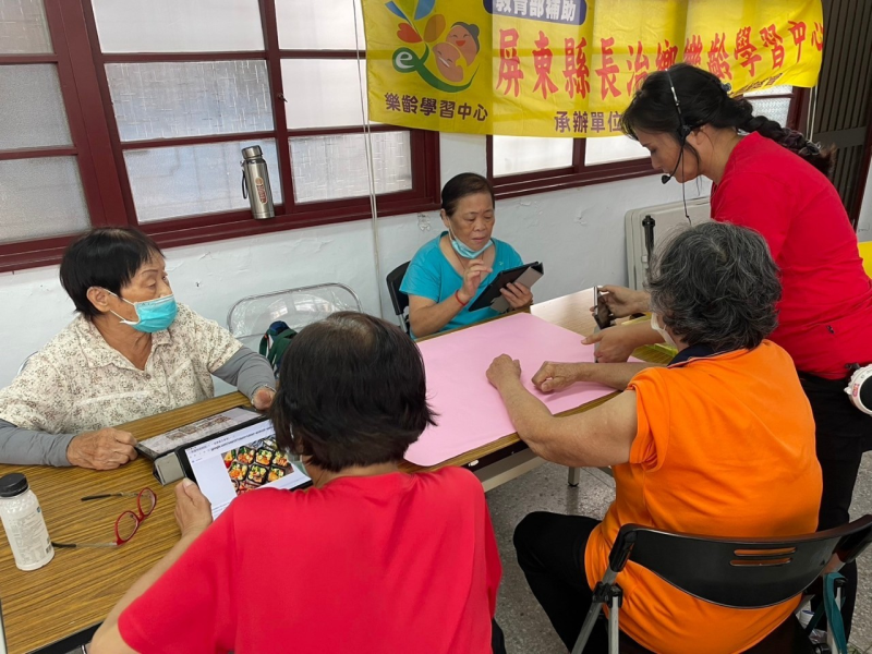 長輩學員分組操作平板並討論應用，講師即時指導，學習氛圍熱烈