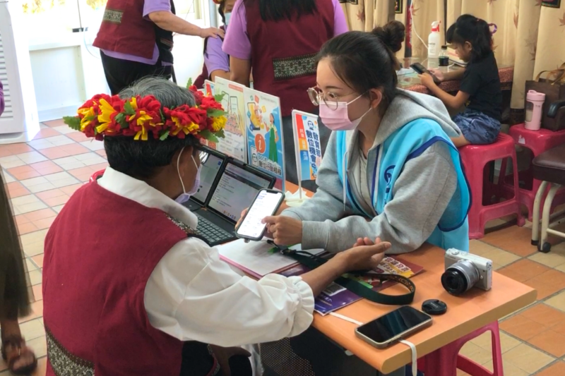 透過現場指導，民眾學會操作LINE傳送訊息