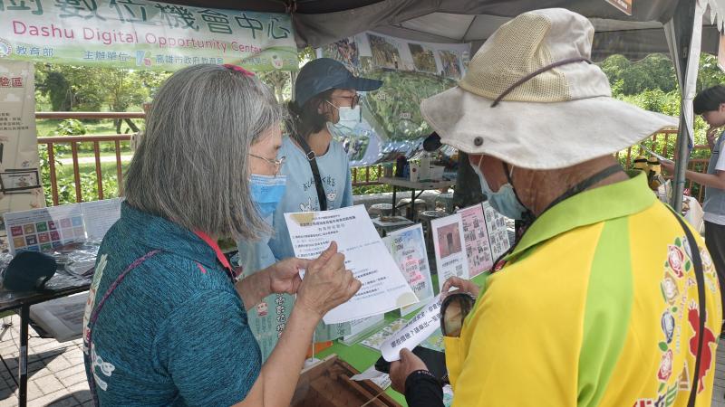 民眾隨機抽題,題目涵蓋防詐騙小常識、聯合國永續發展目標(SDGs)、水資源保護,以及大樹區在地特色